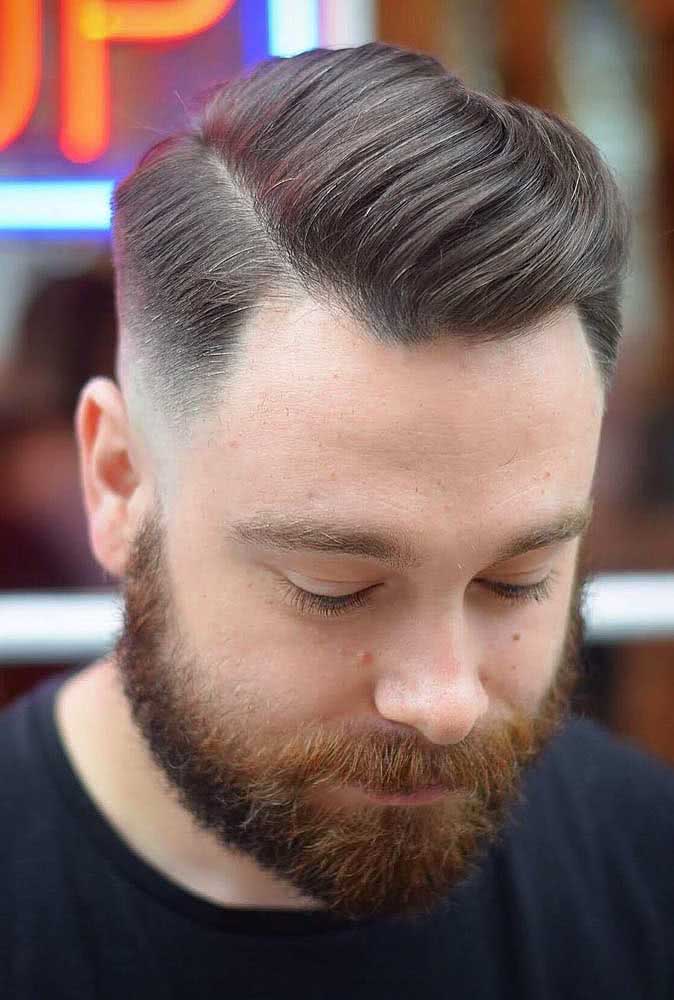 Corte de cabelo com desenho na lateral