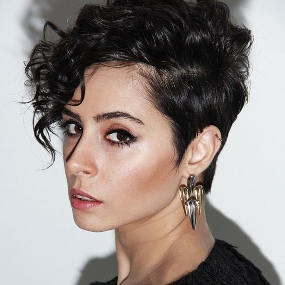 Transição Capilar com Estilo: O Bixie Cut como Aliado