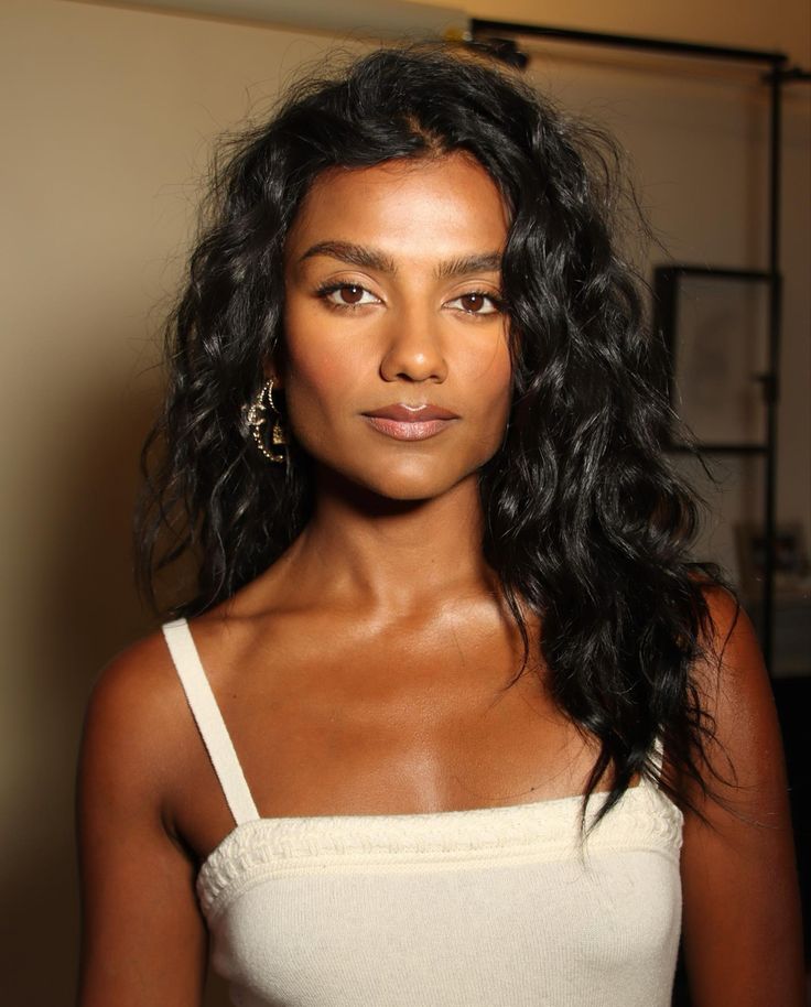 pixie ondulado com franja lateral rosto oval