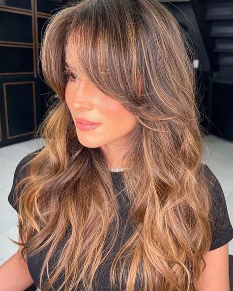 Guia Completo do Butterfly Cut: Como Adotar a Tendência de 2026; Franja Cortininha em Cabelos Longos: O Guia Definitivo para um Visual Leve; Cortes de Cabelo Longo para Mulheres Acima dos 40: Dicas para Rejuvenescer; Como Escolher o Corte de Cabelo Longo Ideal para o Seu Formato de Rosto; Cabelos Longos e Finos: Cortes Estratégicos para Volume e Movimento