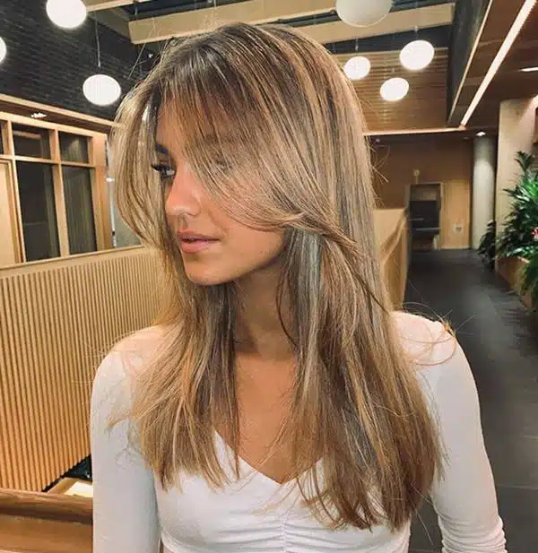 Franja longa lateral: o segredo para um visual mais jovem