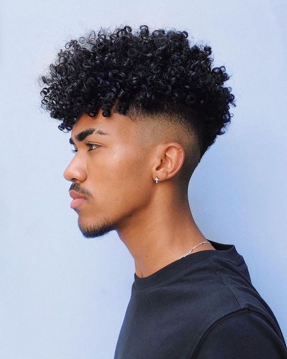 melhores cortes de cabelo crespo para rosto redondo