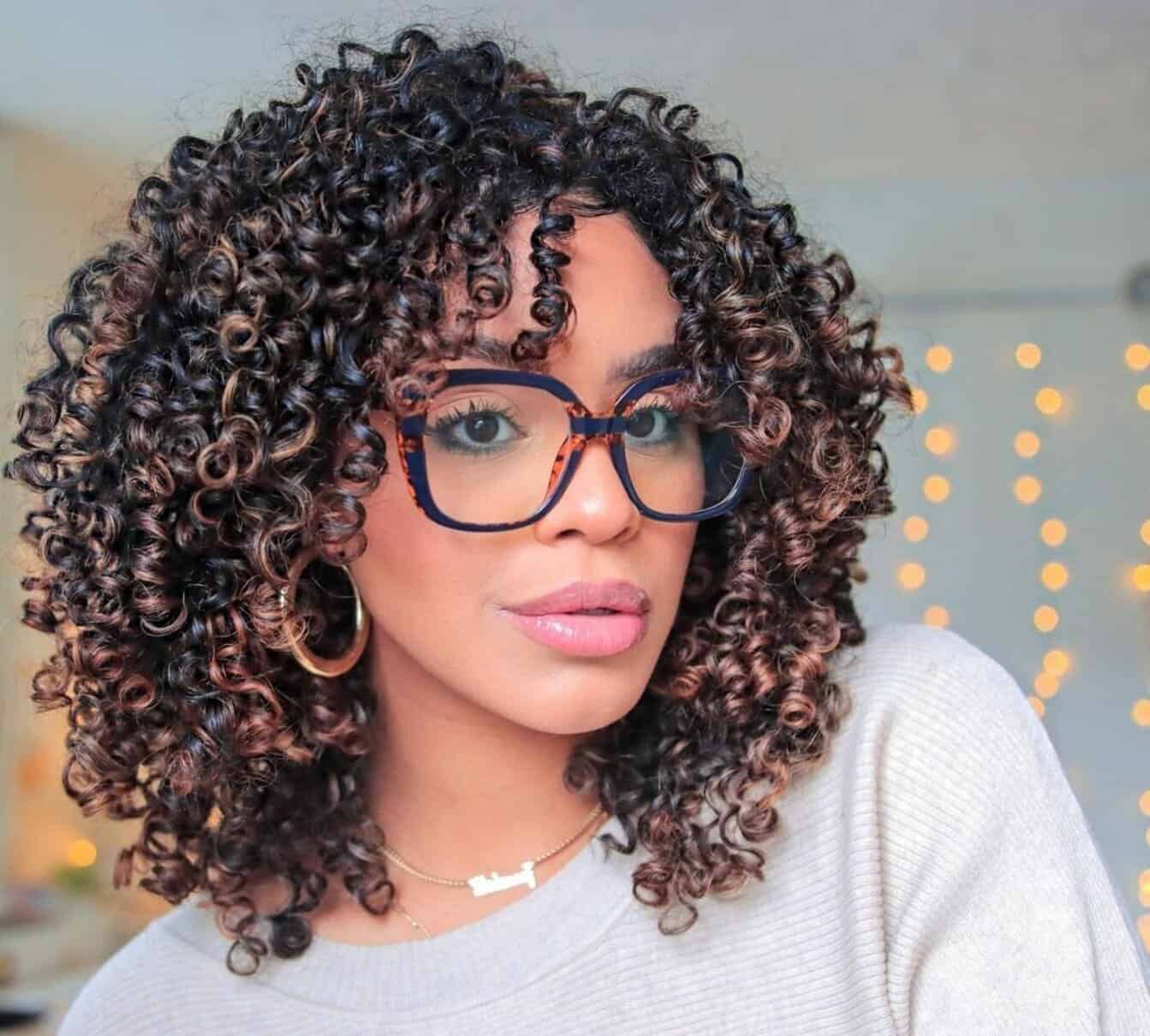 Benefícios do Corte em Camadas para Cabelos Cacheados: Definição, Volume e Praticidade