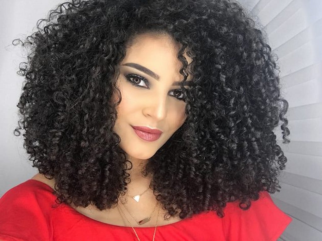 Benefícios do Corte em Camadas para Cabelos Cacheados: Definição, Volume e Praticidade