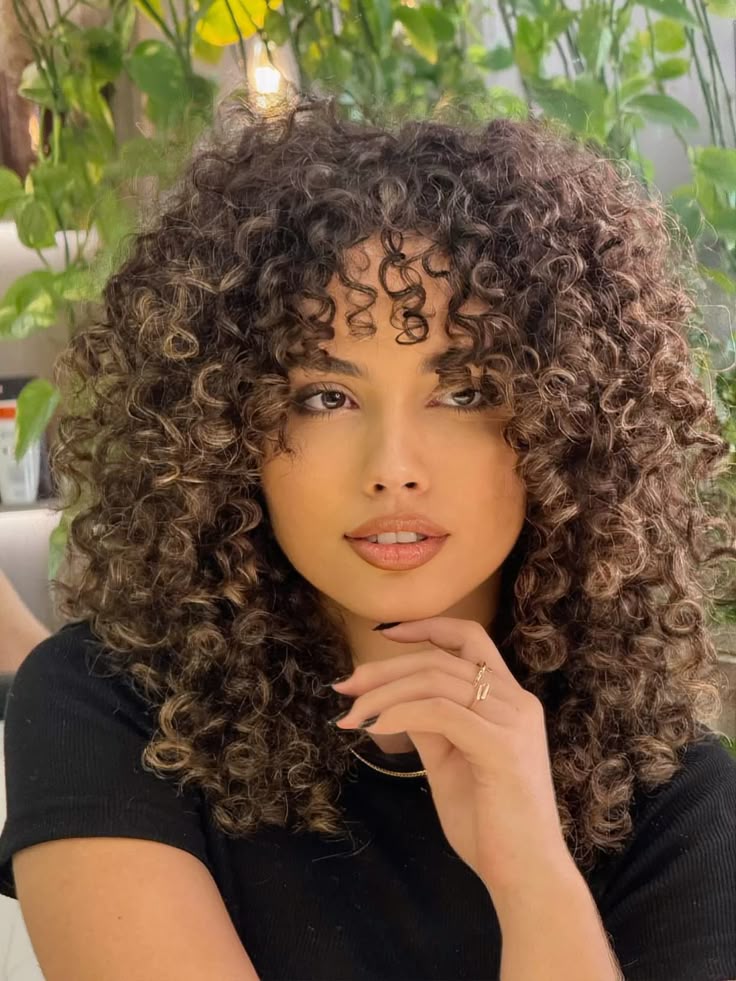 Shaggy e Wolf Cut: A Tendência de Cortes Desconectados para Cabelos Cacheados em 2026