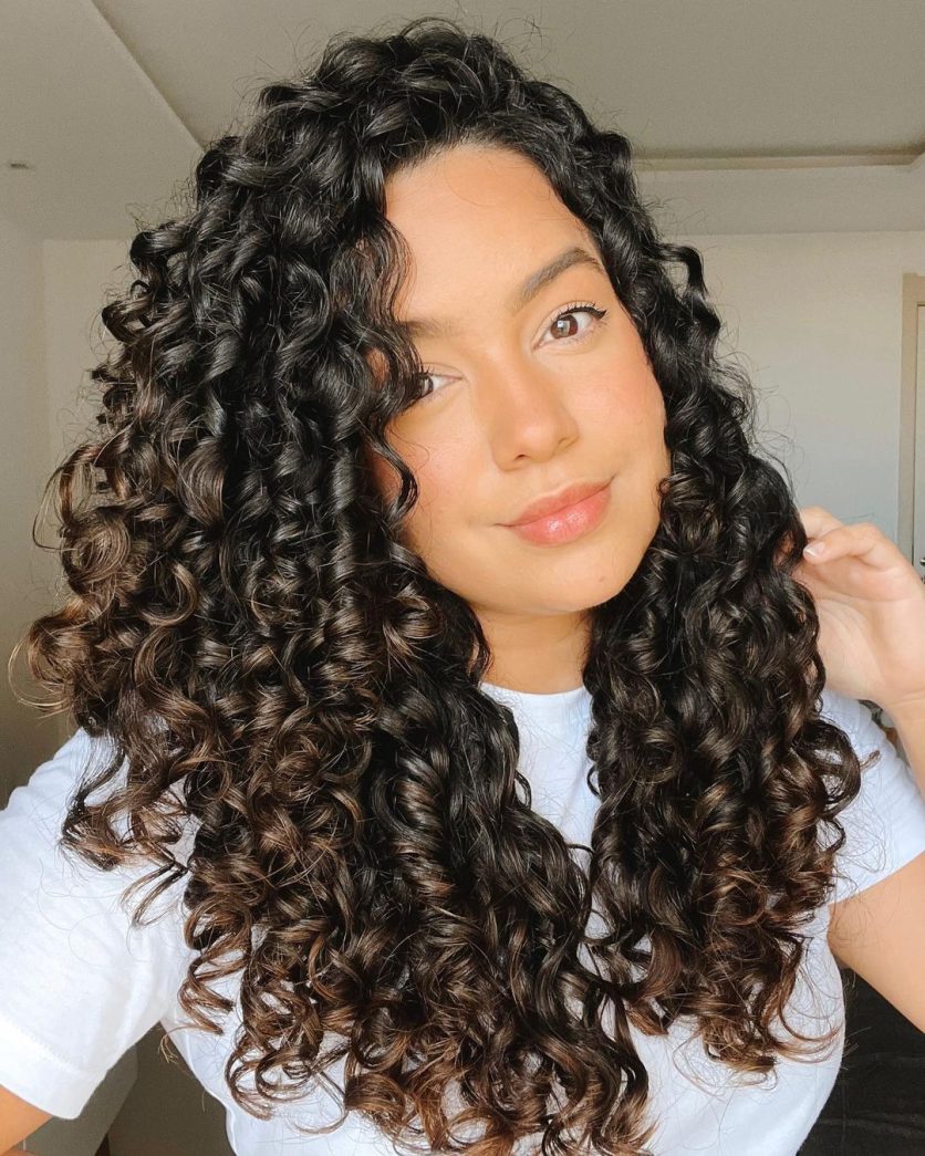 Corte Borboleta em Cabelos Cacheados: Volume e Movimento Sem Perder o Comprimento