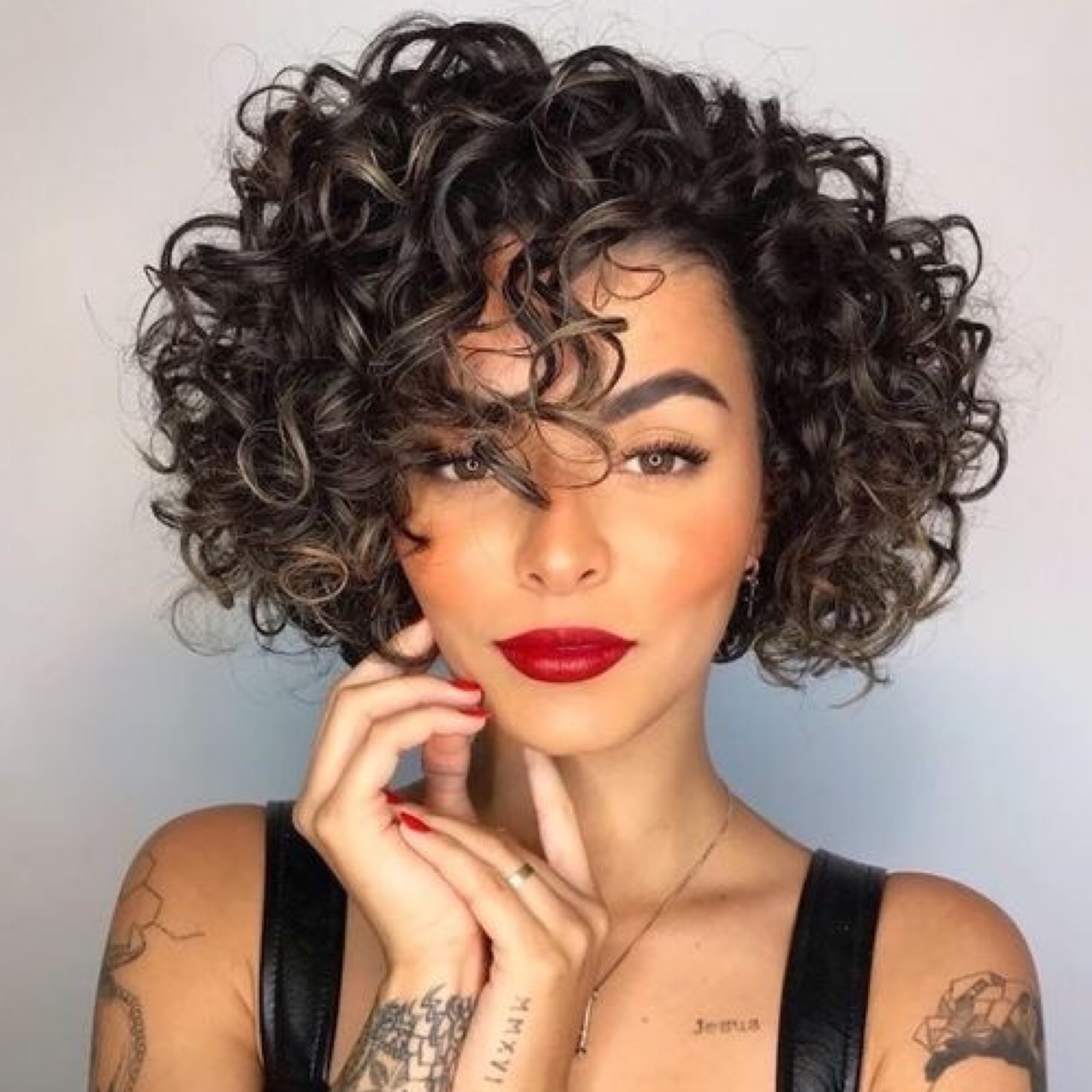 tendências corte cabelo cacheado feminino