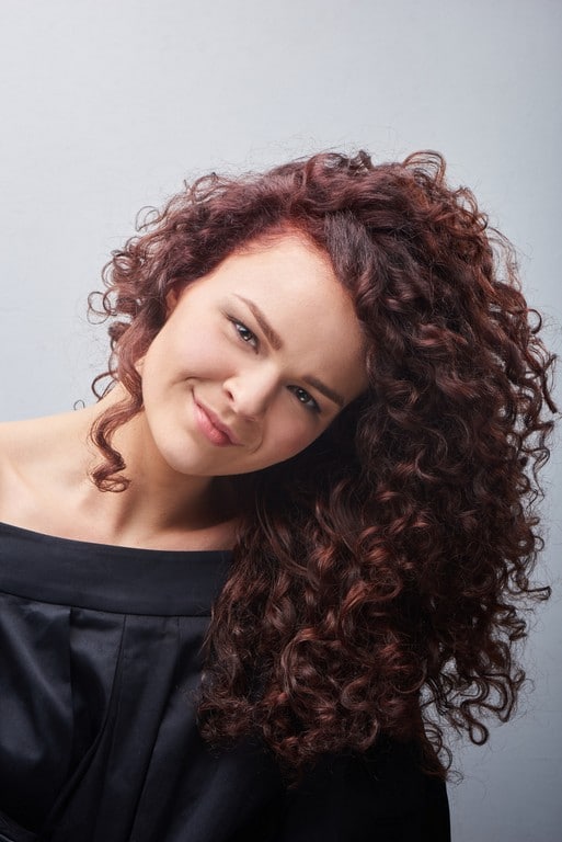 corte pixie para cabelo ondulado com franja cortininha