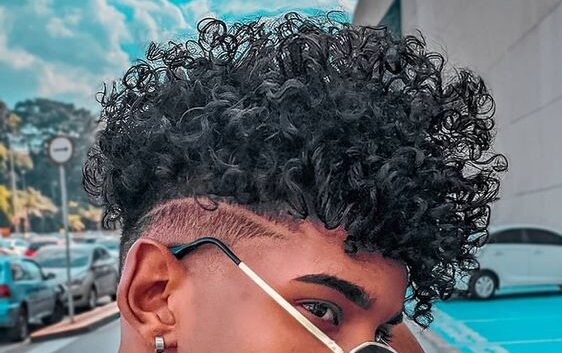 corte pixie para cabelo ondulado com franja cortininha