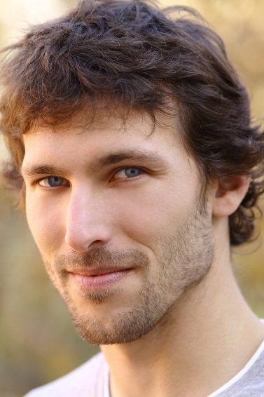 cortes de cabelo para homens com testa grande