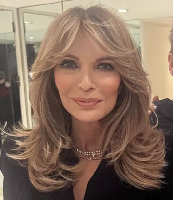 Cabelos Grisalhos e Cacheados: Cortes que Valorizam a Beleza Natural