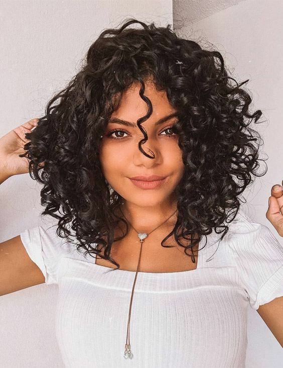 Dicas de styling para valorizar seu corte em rosto redondo