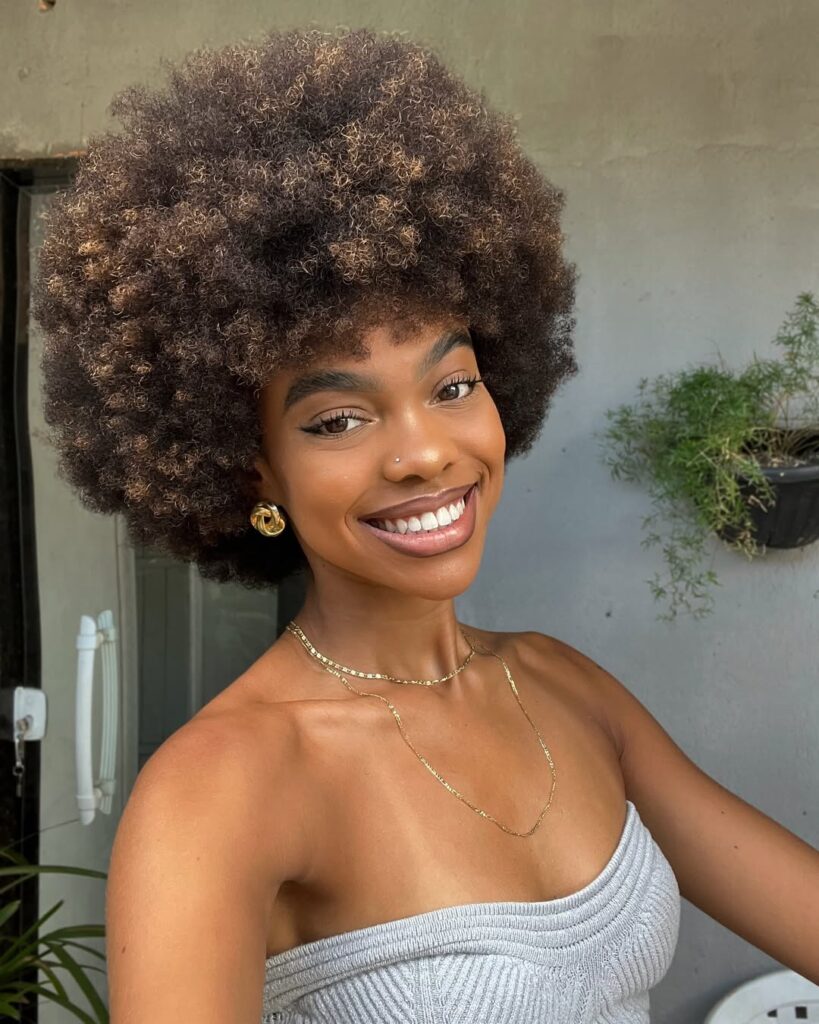 corte de cabelo crespo para afinar o rosto