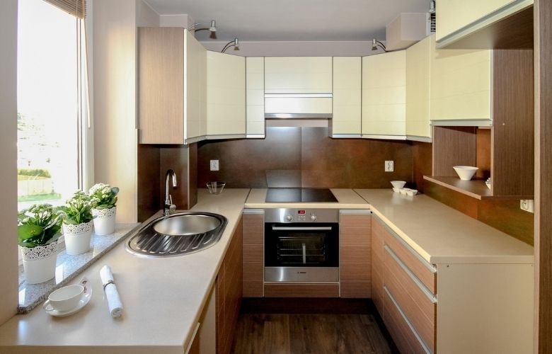 cozinha pequena com bancada e fogão