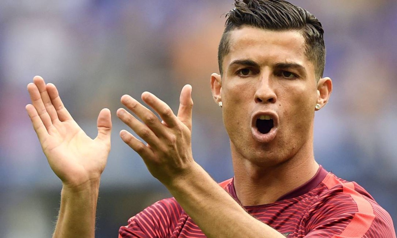 cristiano ronaldo man bun