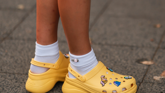 crocs com meias brancas