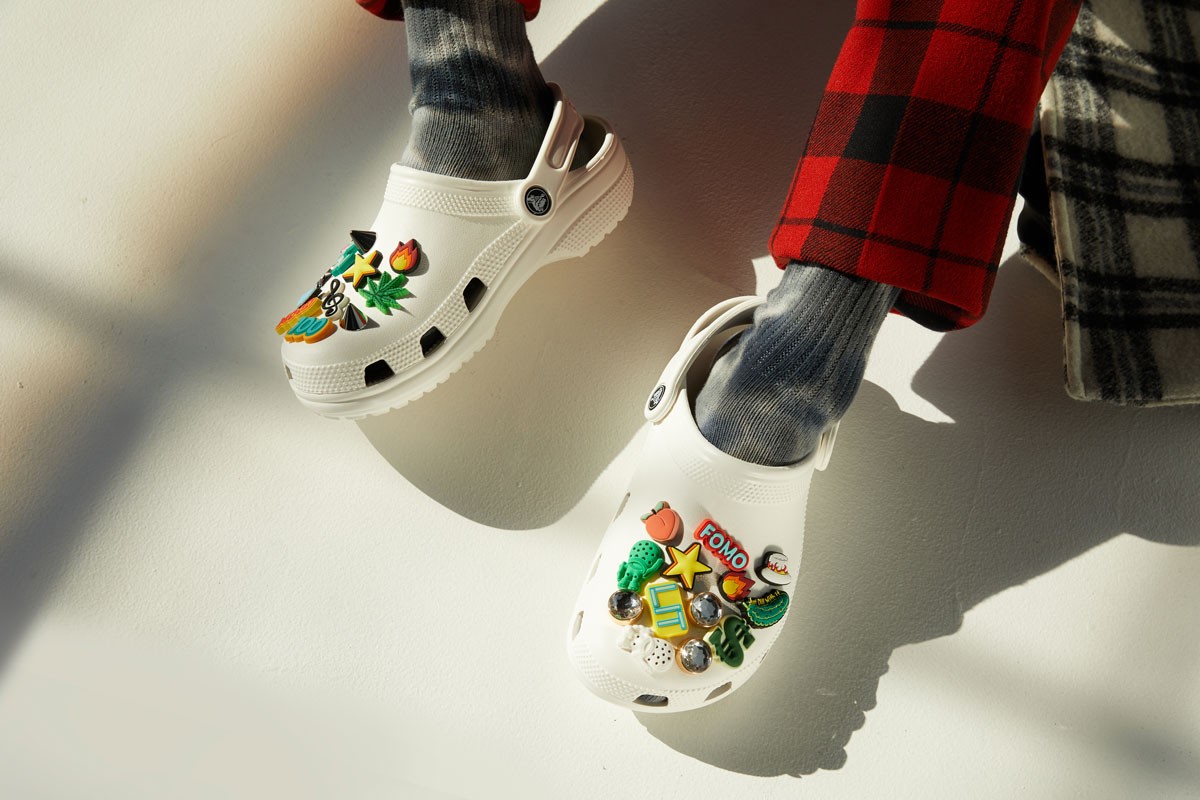 looks monocromáticos com crocs