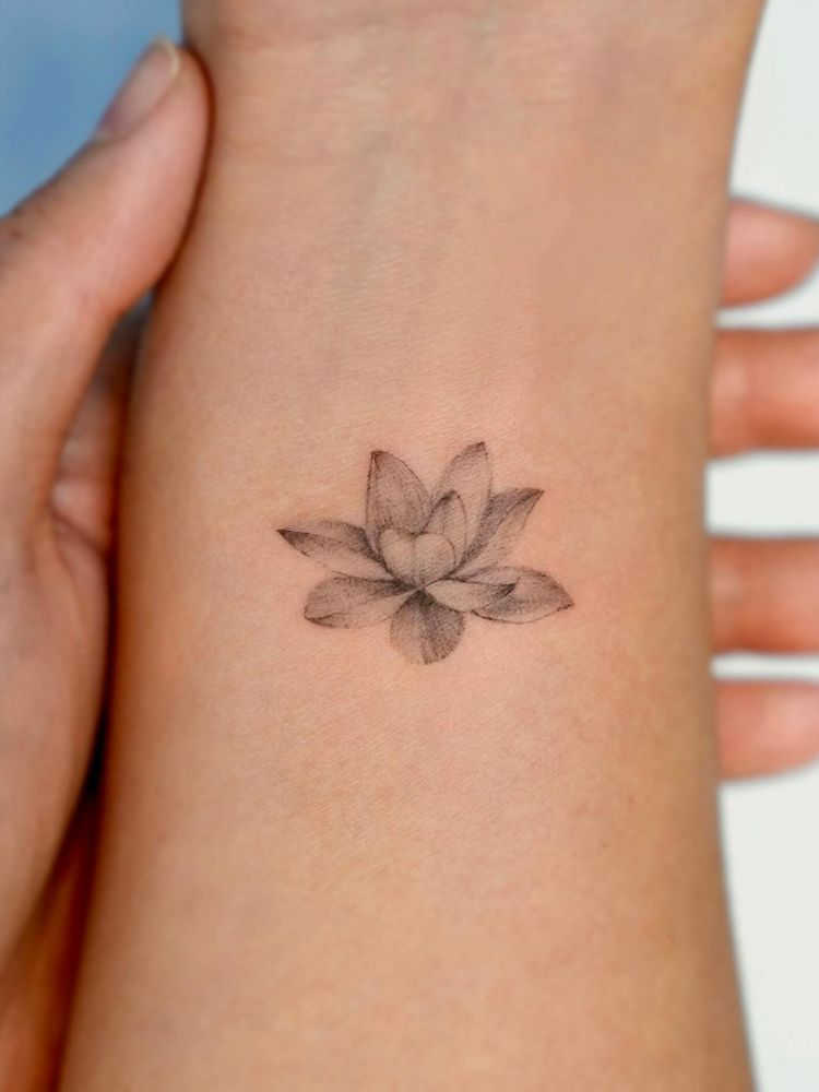 ideias de tatuagem de flor pequena que não desbota
