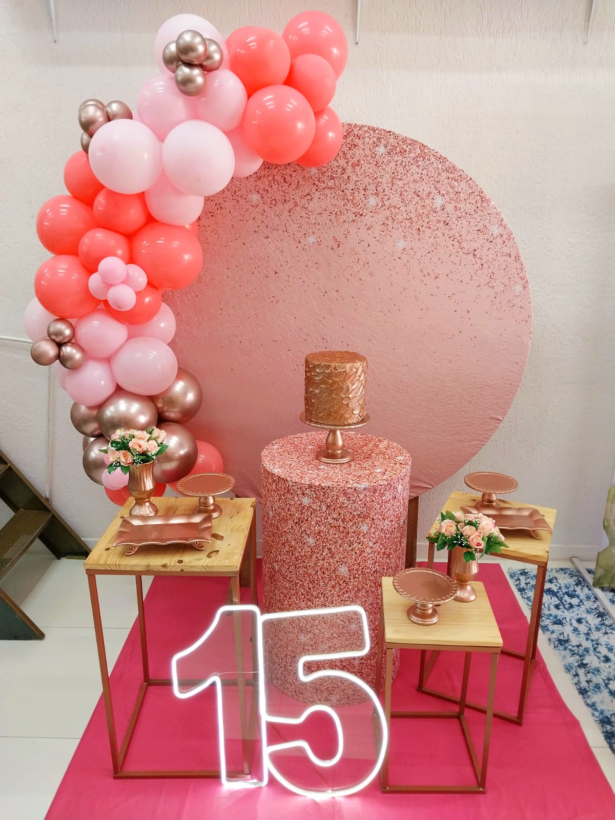 Como Combinar Rosa e Dourado na Decoração de 15 Anos para um Efeito Luxuoso