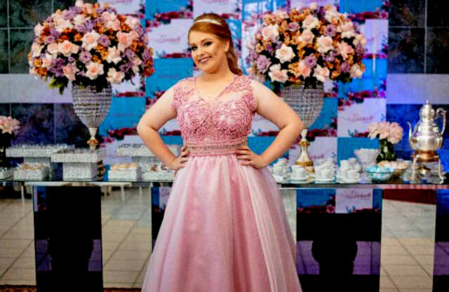 Bolo Fake Espatulado: A Solução Perfeita para Festas de 15 Anos ao Ar Livre