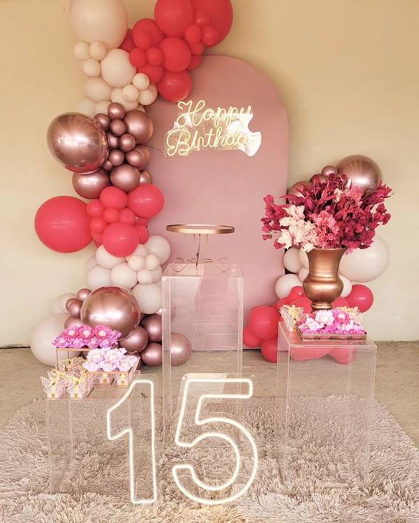 Bolo Fake Espatulado: A Solução Perfeita para Festas de 15 Anos ao Ar Livre