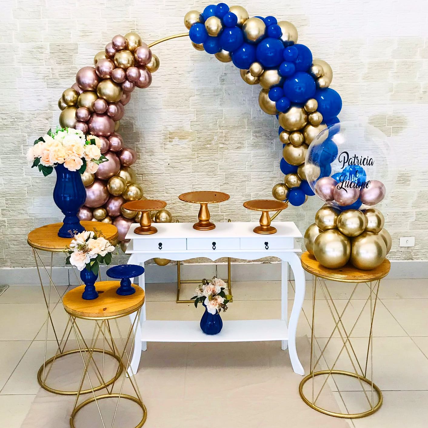 1. Como decorar um quarto feminino com azul e dourado: passo a passo completo | 2. Festa de 15 anos azul e dourado: ideias criativas para mesa de doces | 3. Salas de estar sofisticadas: combinando azul marinho e detalhes dourados | 4. Home office feminino: dicas para um ambiente profissional e acolhedor com azul e dourado | 5. Harmonização de cores: como equilibrar azul