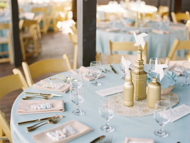 1. Como decorar um quarto feminino com azul e dourado: passo a passo completo | 2. Festa de 15 anos azul e dourado: ideias criativas para mesa de doces | 3. Salas de estar sofisticadas: combinando azul marinho e detalhes dourados | 4. Home office feminino: dicas para um ambiente profissional e acolhedor com azul e dourado | 5. Harmonização de cores: como equilibrar azul