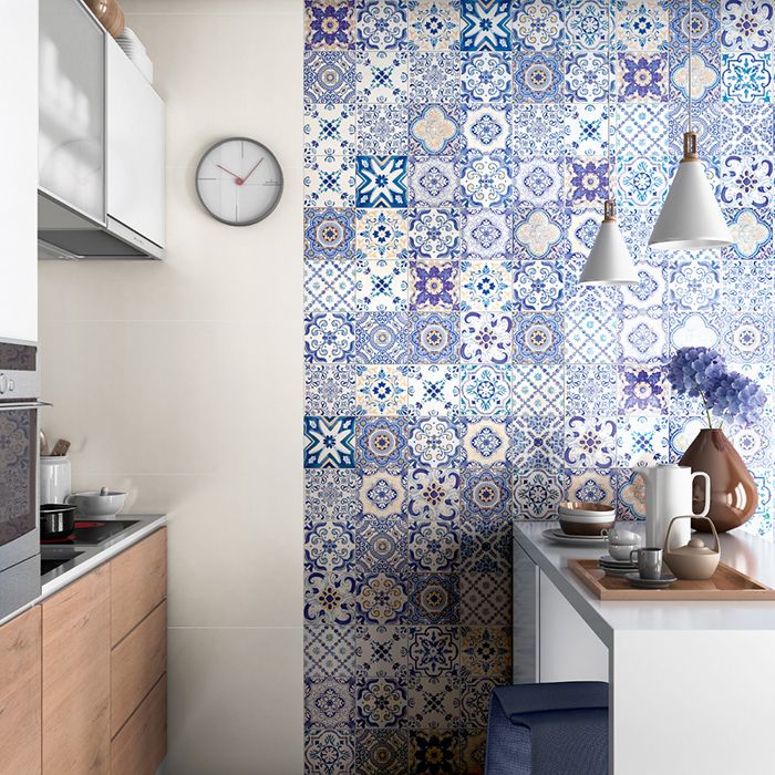 cozinha portuguesa com louças expostas