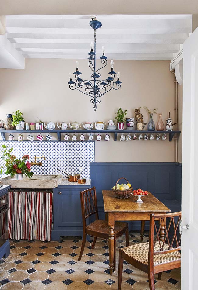 cozinha portuguesa com azulejos azuis