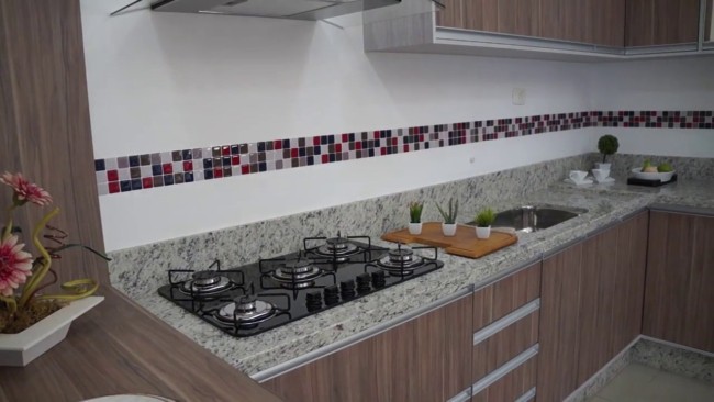 cozinha portuguesa com azulejos azuis