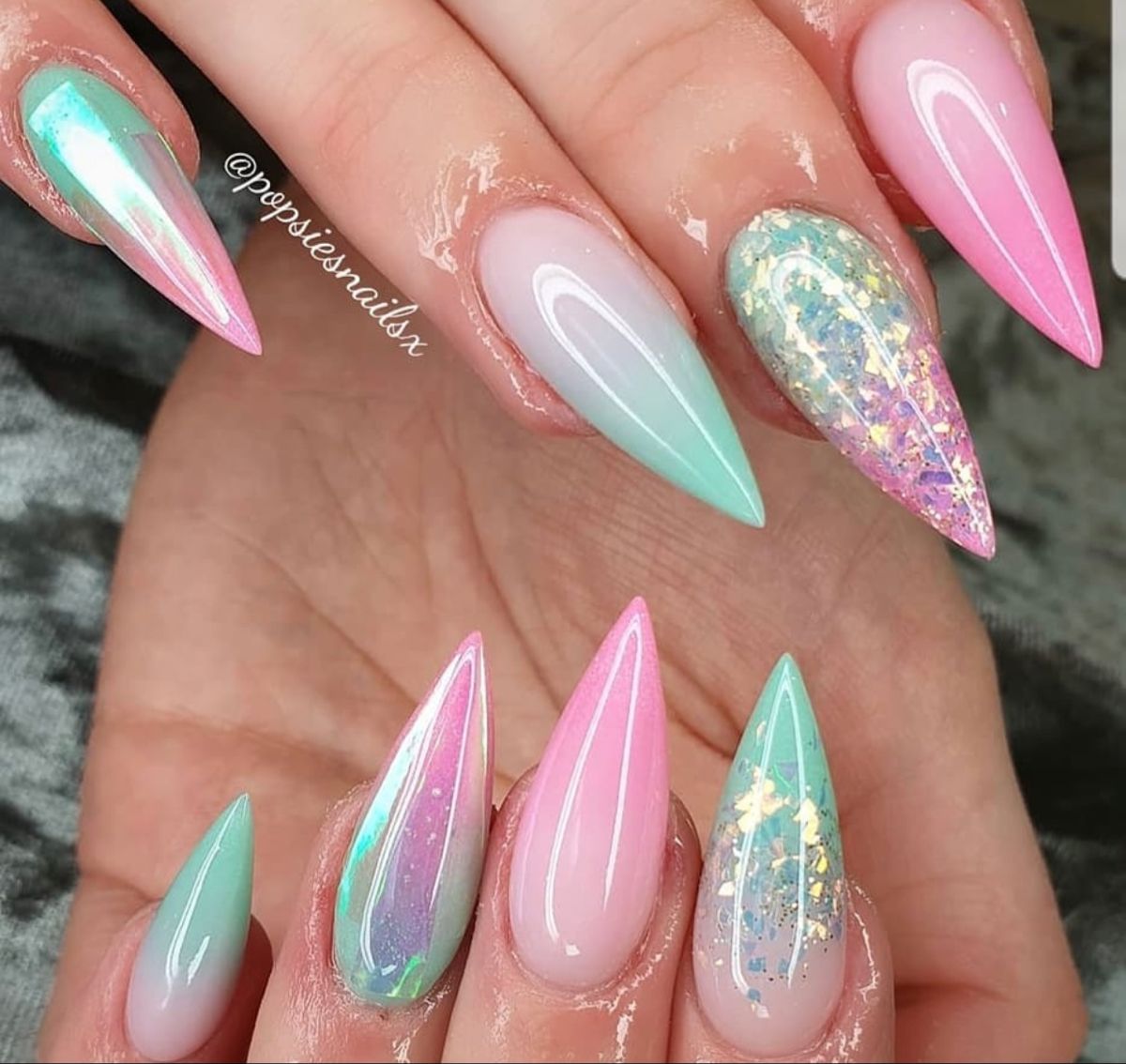 unha stiletto brilhante