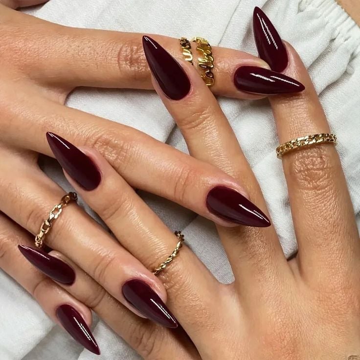 unha stiletto com pedrarias