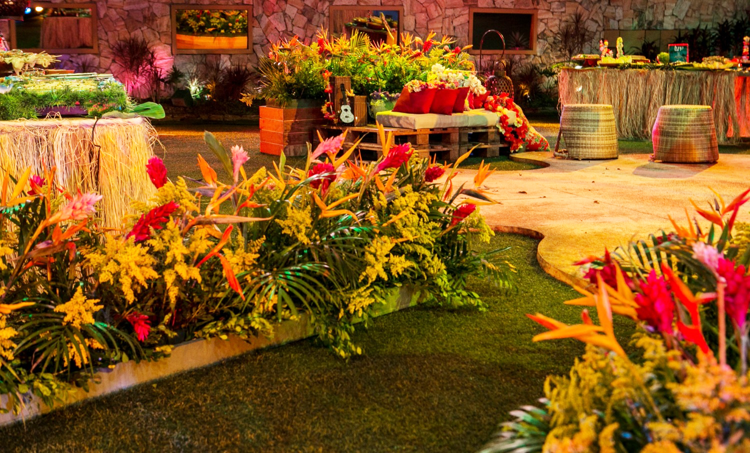 Iluminação de Luau: Criando a Ambiência Perfeita com Tochas e Luzes LED