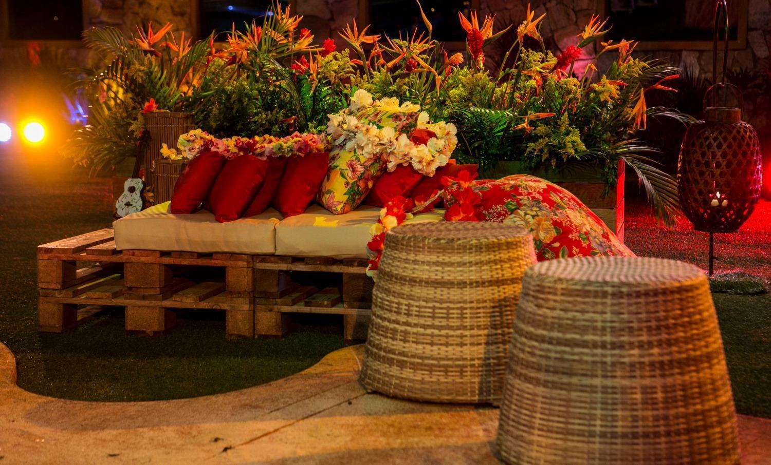 Cardápio e Drinks para Luau: Receitas Tropicais que Complementam a Decoração