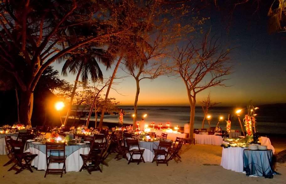 Iluminação de Luau: Criando a Ambiência Perfeita com Tochas e Luzes LED