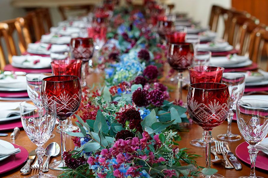 decoração mesa dia das mães com arranjos florais
