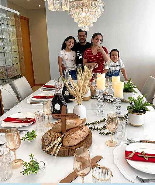 decoração mesa dia das mães com buquês