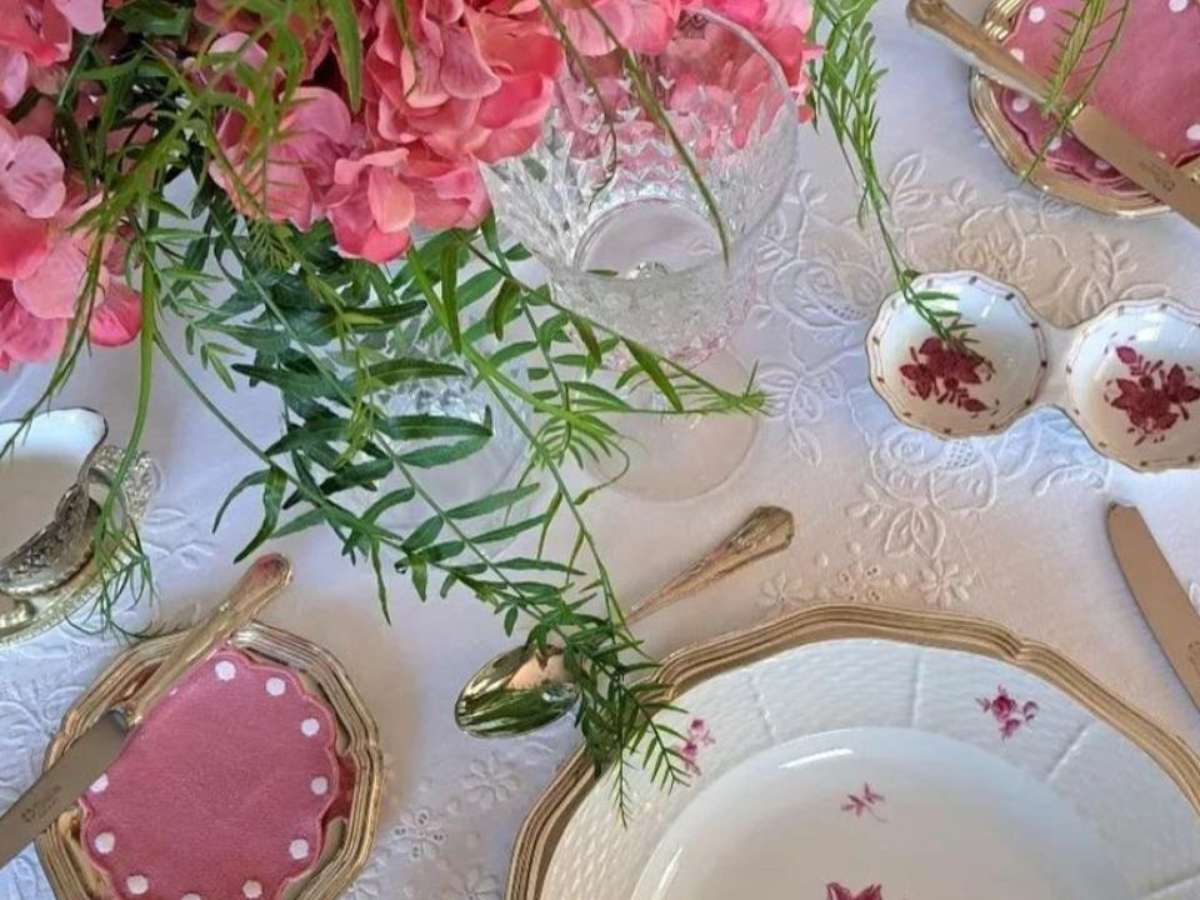 decoração mesa dia das mães com garrafas de vidro