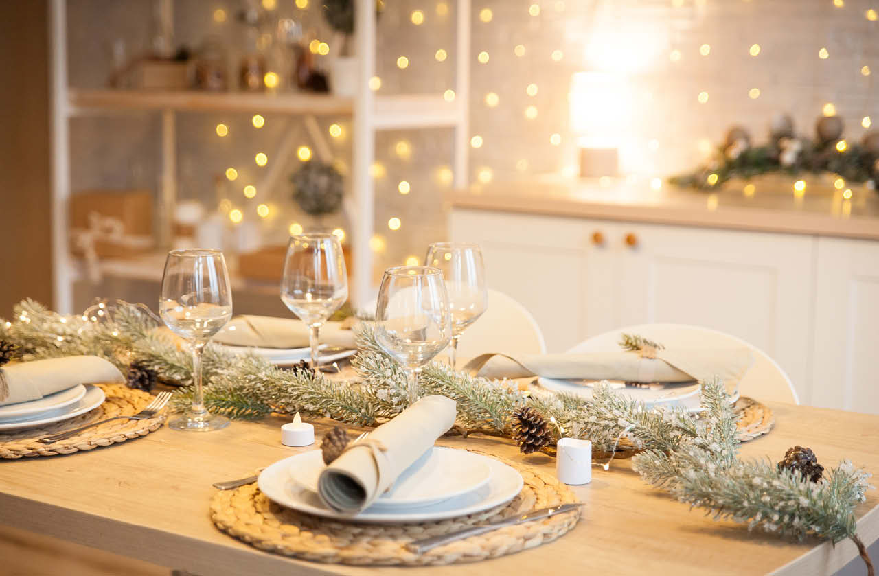 Materiais Naturais e Toques Metálicos: As Tendências de Decoração de Réveillon 2026