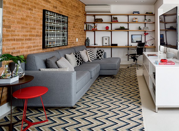 Como Otimizar Salas de TV Pequenas com Racks Suspensos e Espelhos