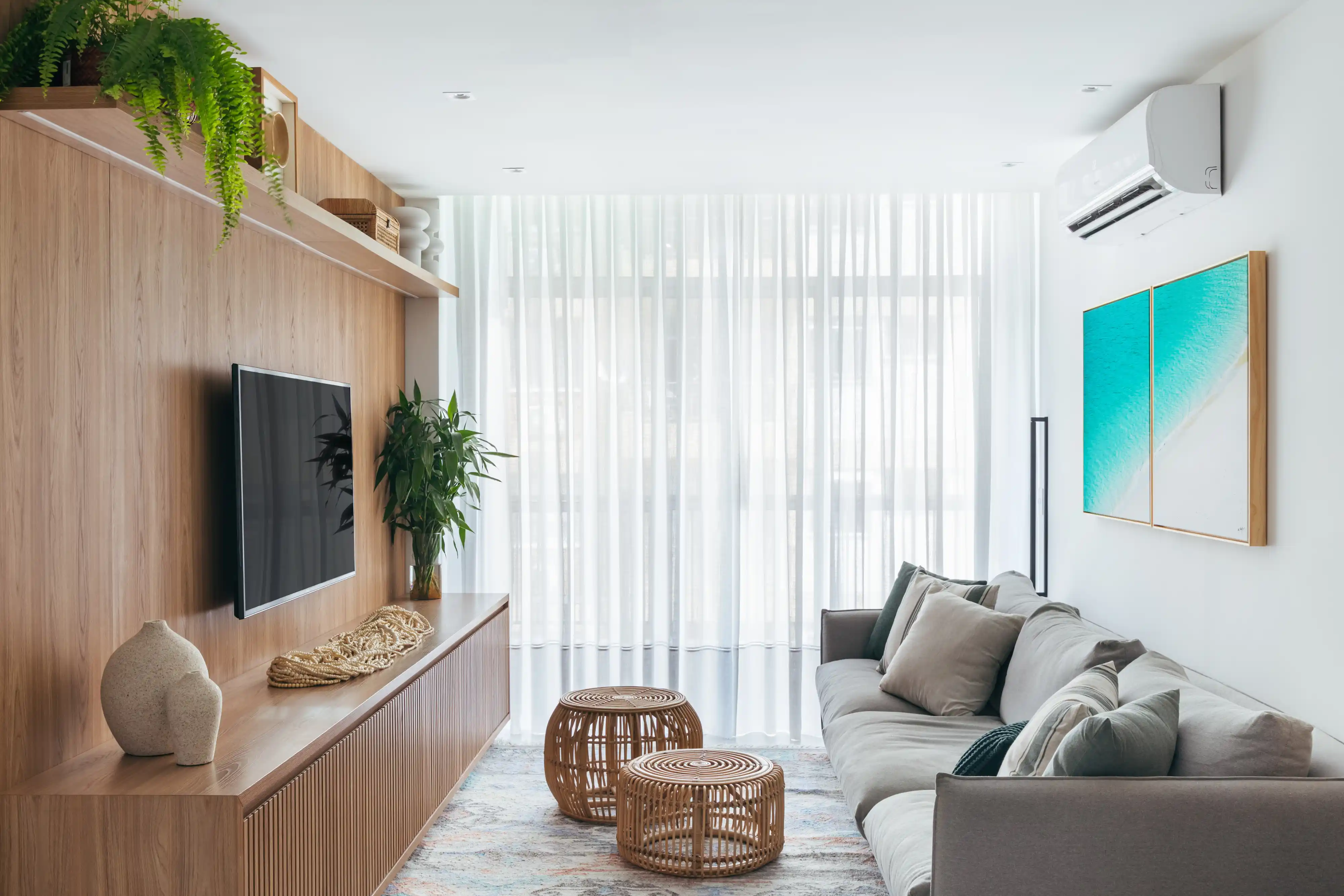 Como Otimizar Salas de TV Pequenas com Racks Suspensos e Espelhos