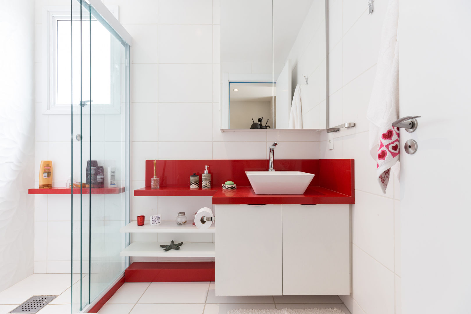 5 ideias de títulos:
1. Vermelho e Branco: A Dupla Perfeita para sua Decoração
2. Transforme sua Casa com a Elegância do Vermelho e Branco
3. Festas Inesquecíveis: Ideias com Vermelho e Branco
4. Dicas de Decoração: Como Usar Vermelho e Branco sem Erro
5. Vermelho e Branco: Psicologia das Cores na sua Decoração