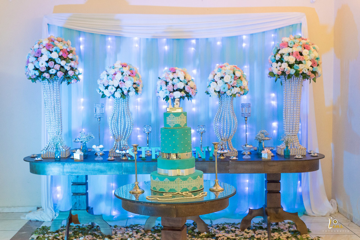 Como Escolher a Paleta de Cores Perfeita para sua Festa de 15 Anos Azul