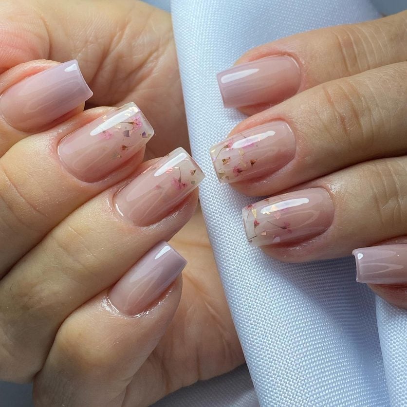 unhas em gel com nail art discreta