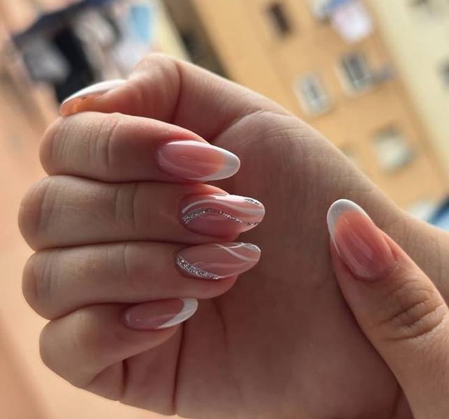 unhas em gel formato quadrado curto