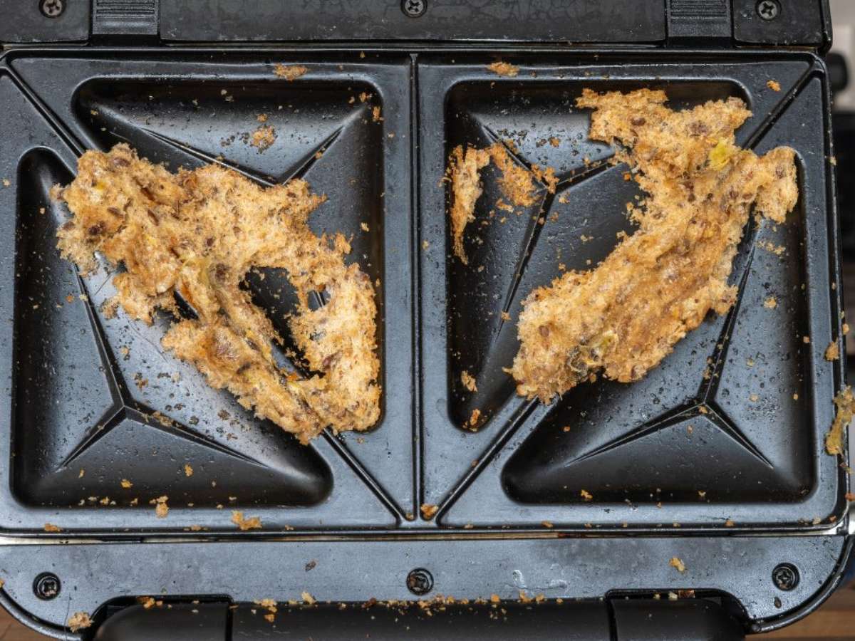 por que minha sanduicheira gruda depois de limpar