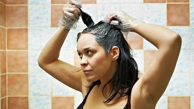 cabelo manchado em casa como corrigir