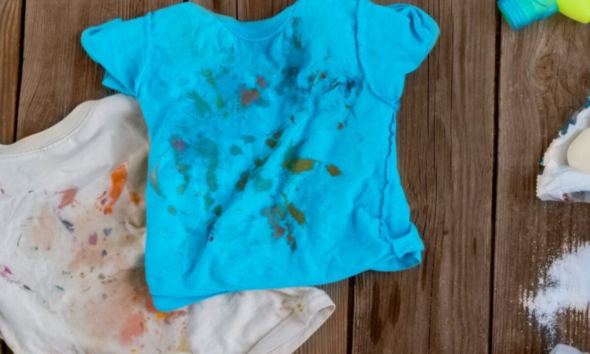 melhores dicas para tirar mancha de roupa colorida