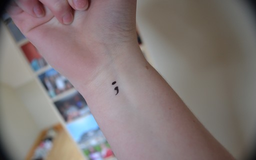 ideias design tatuagem ponto e virgula borboletas frases