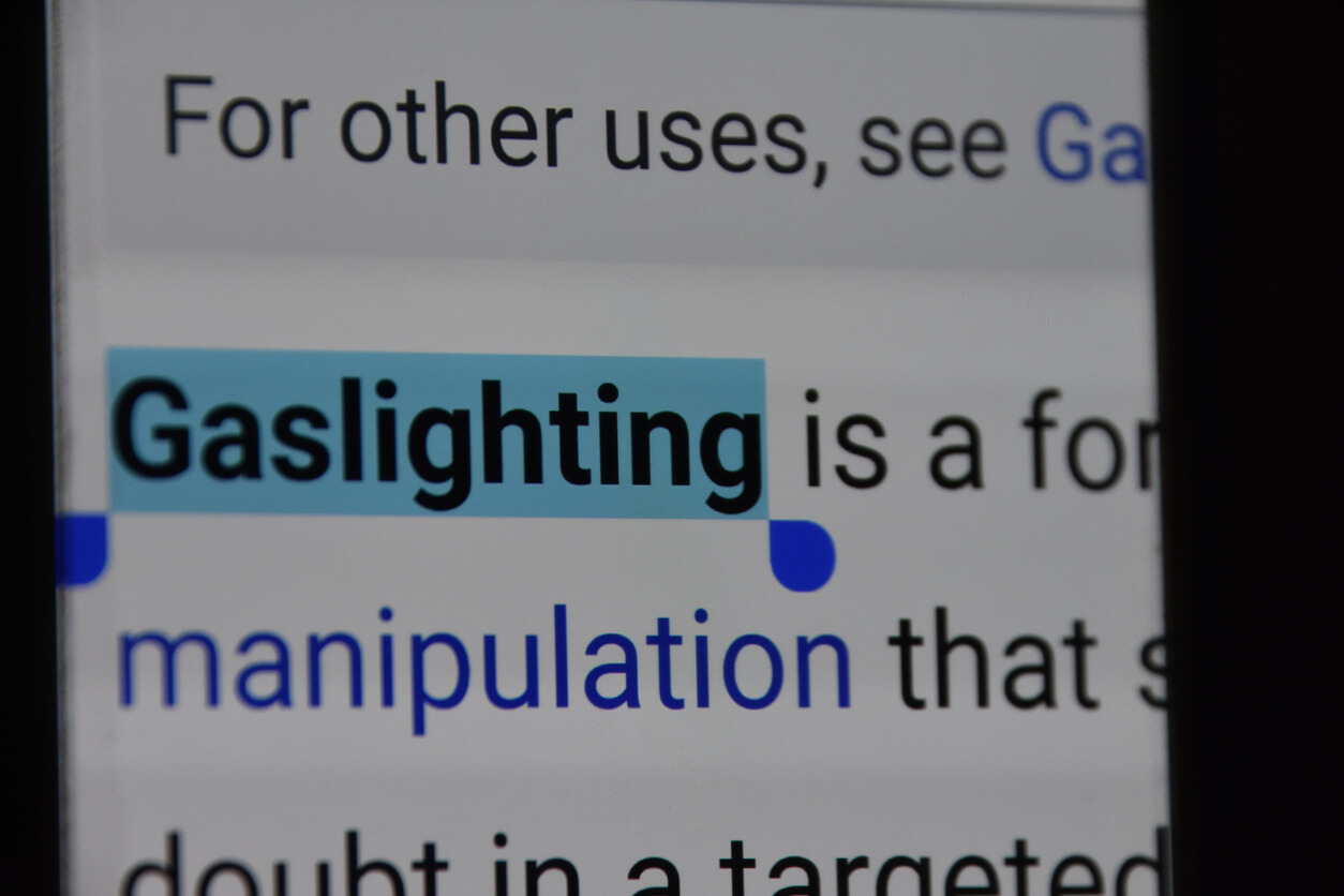 exemplos de frases de gaslighting para identificar